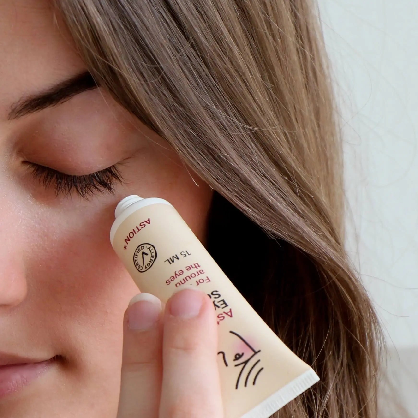 Model med eye care cream